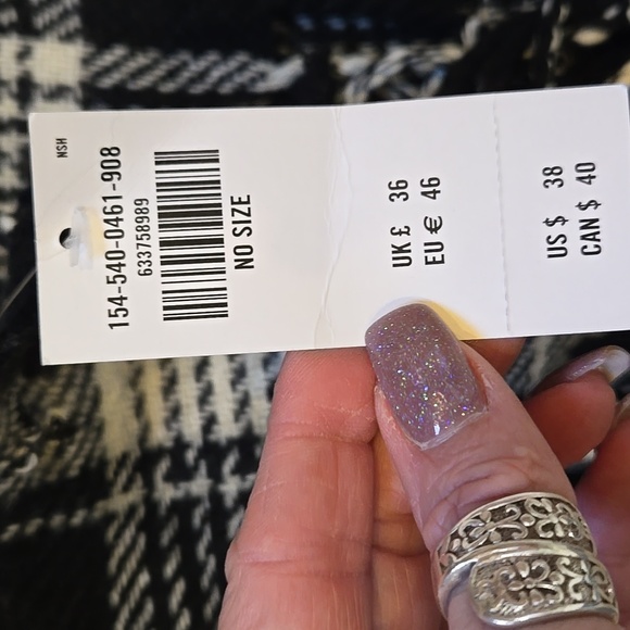 NWT Abercrombie & Fitch Black/White Fringed Oversized Blanket Scarf/Shawl - Picture 3 of 6